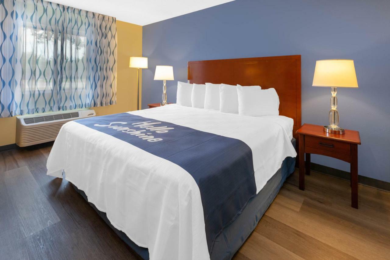 Days Inn By Wyndham Milan Sandusky South Exterior photo
